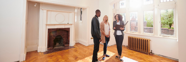 estate agent in Norwich showing a house 